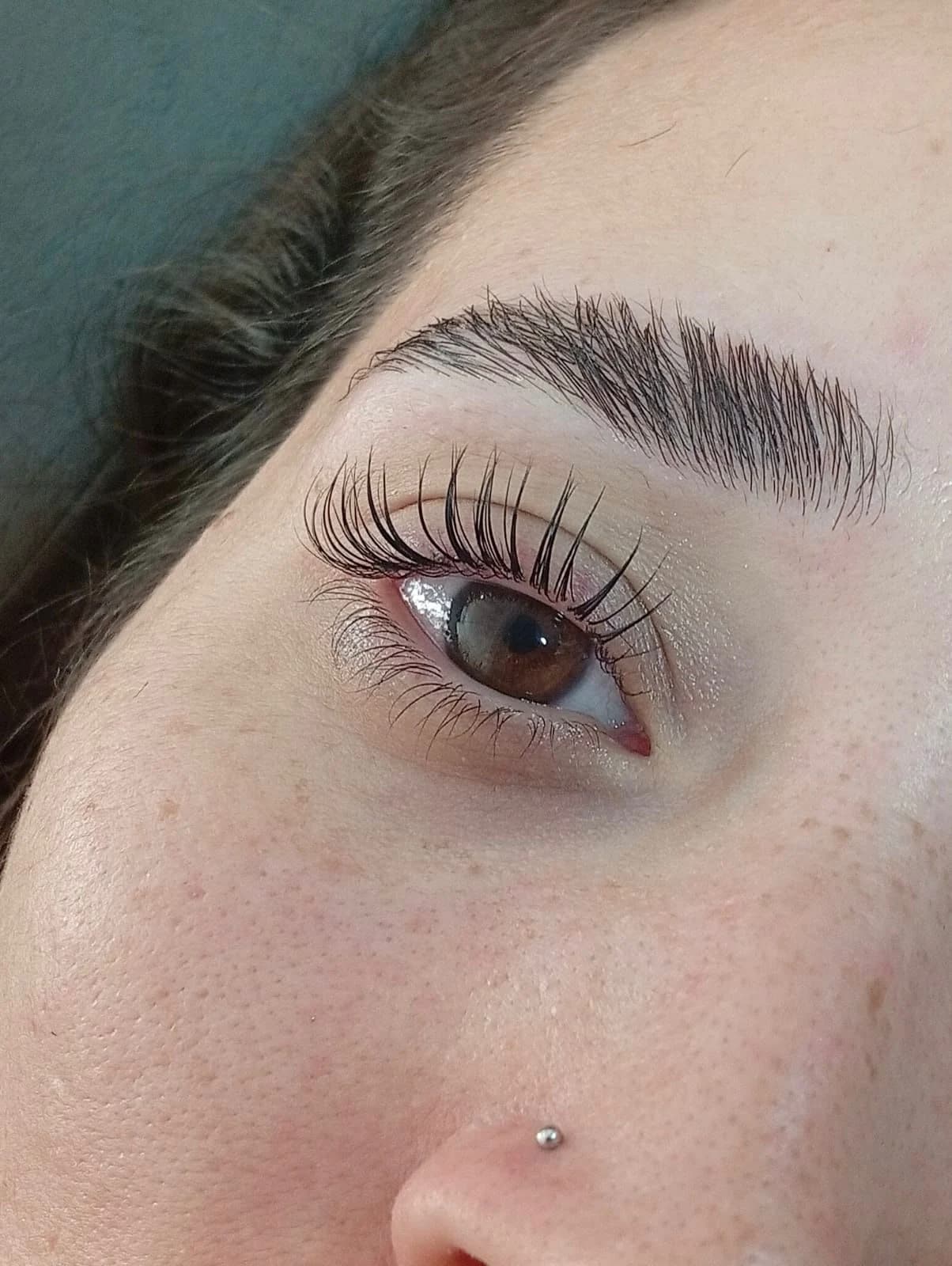 Trabajo de cejas y pestañas en Narella